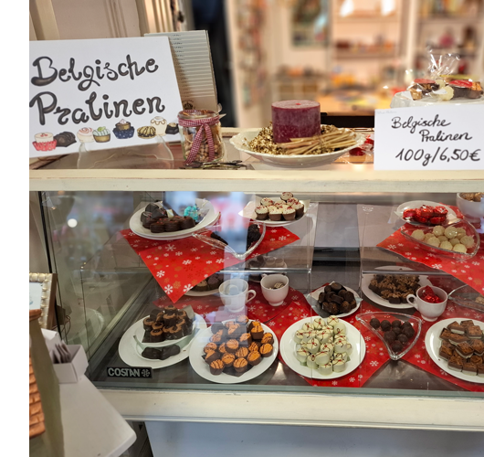 Theke mit großer Auswahl belgischer Pralinen, köstlich und ansprechend angerichtet