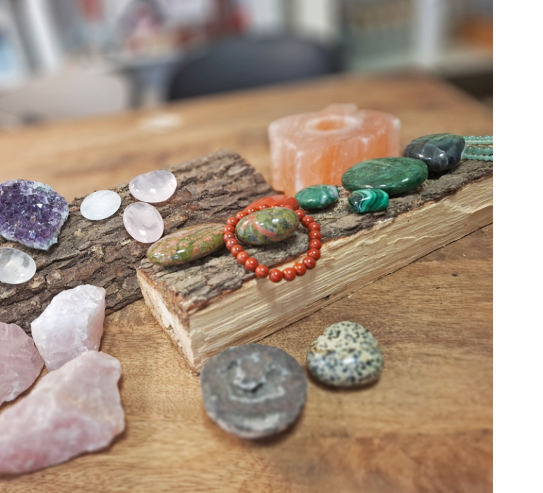 Halbedelsteine, Schmucksteine, Armbänder, Amethyst, Rosenquarz, Jaspis - mit dekorativen Holzelementen