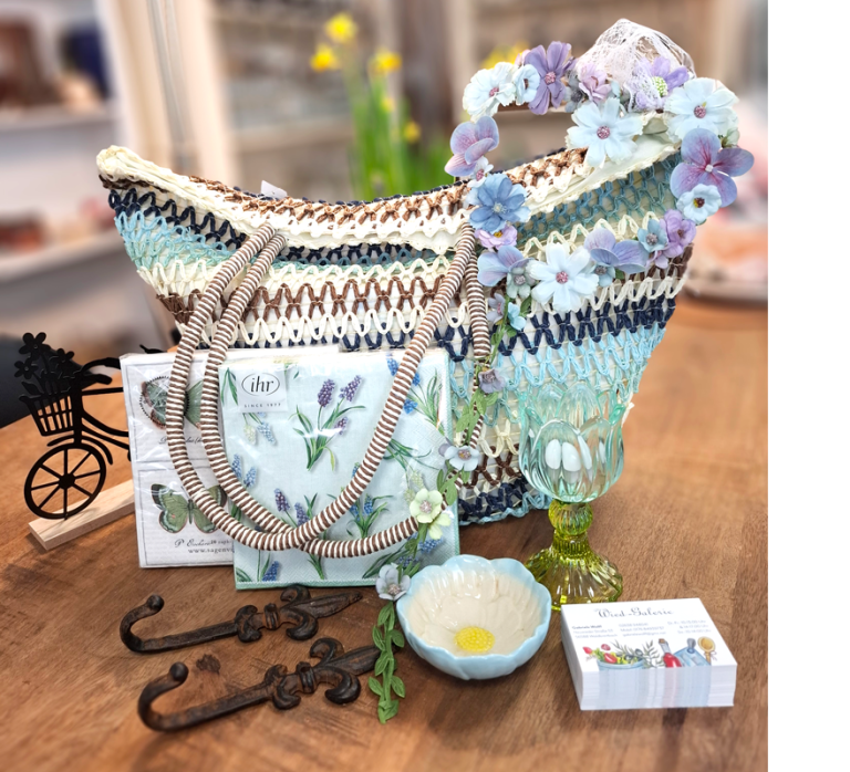 Dekorative Rostelemente im weihnachtlichen Stil, Engel, Sterne, Kerzen im Glas